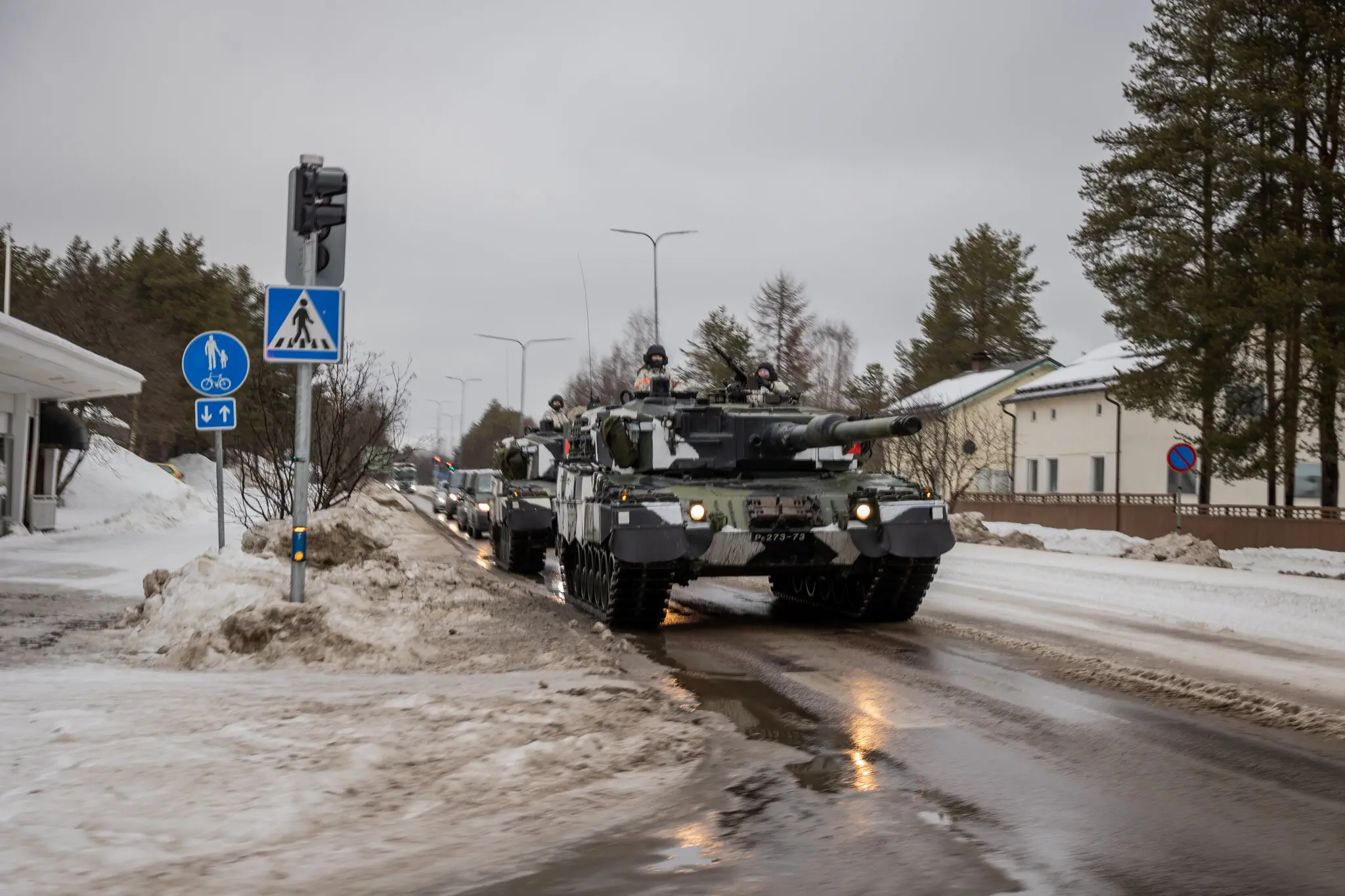 Фінські танки на дорозі в Соданкюля, Фінляндія, перед початком навчань.